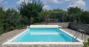 Renovated farmhouse with swimming-pool – Porzione di colonica con piscina.